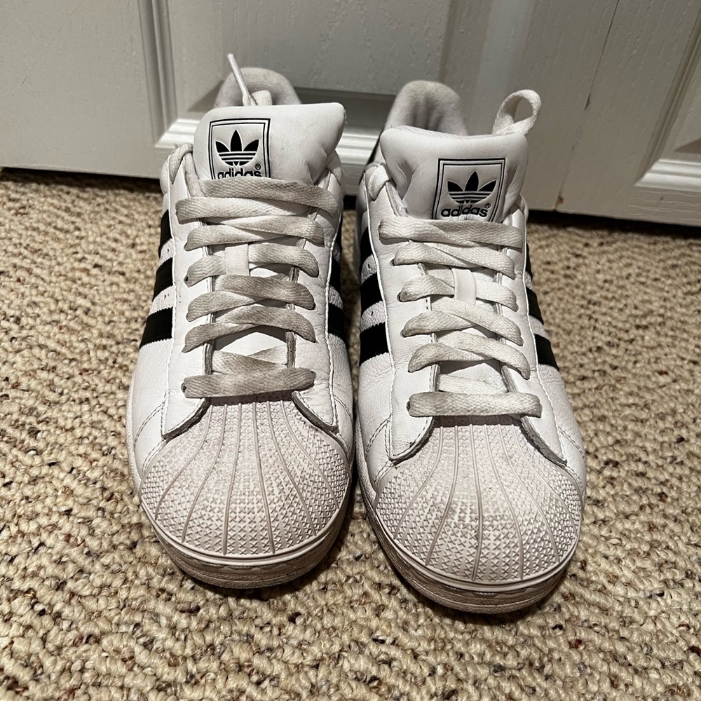 Adidas Superstar shoes. Ladies 9. Good condition a few scuffs